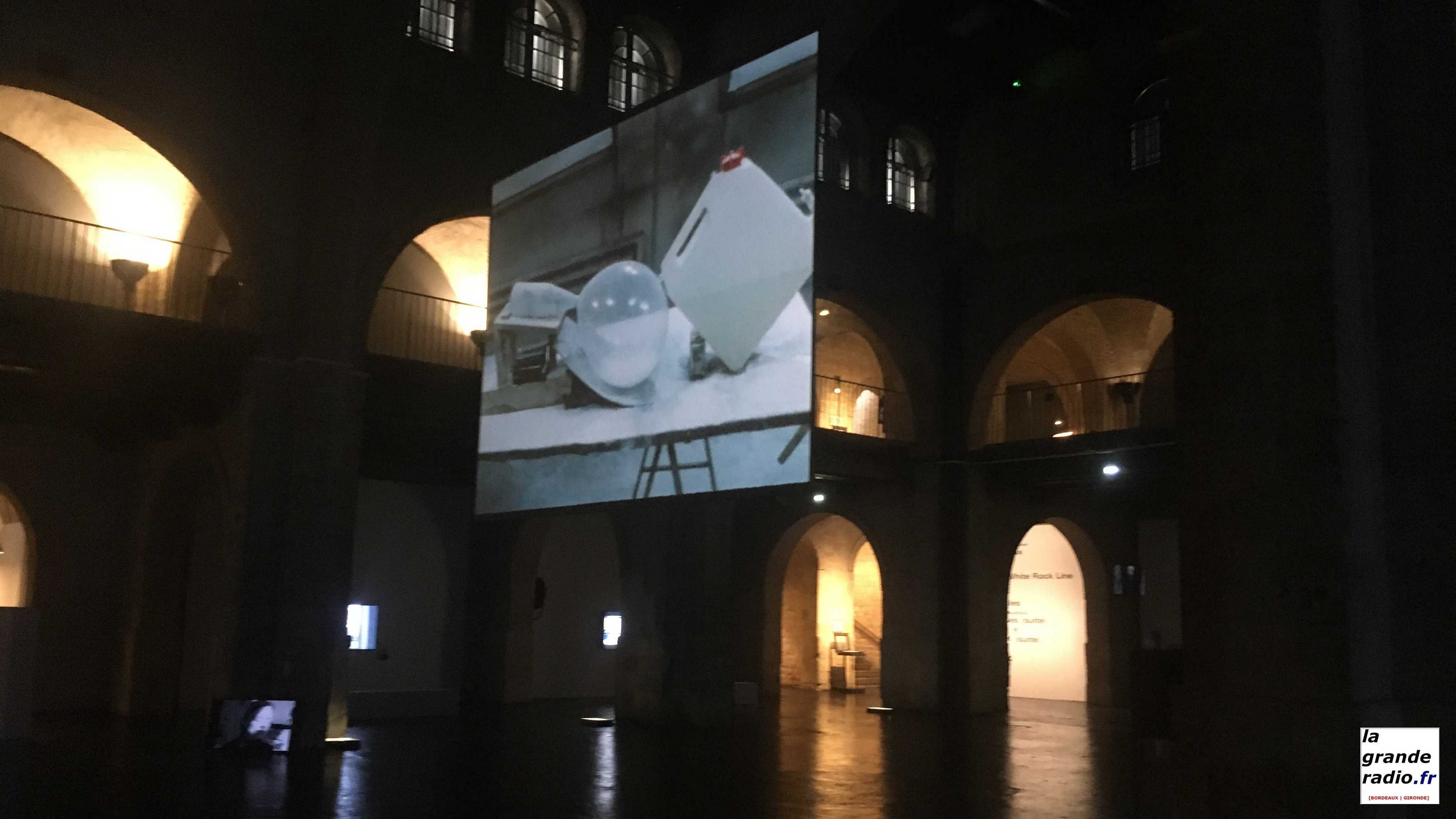 Films et vidéos d’artistes, exposition au CAPC à Bordeaux en regard de la crise sanitaire actuelle et reprendre "Le Cours des choses" 
