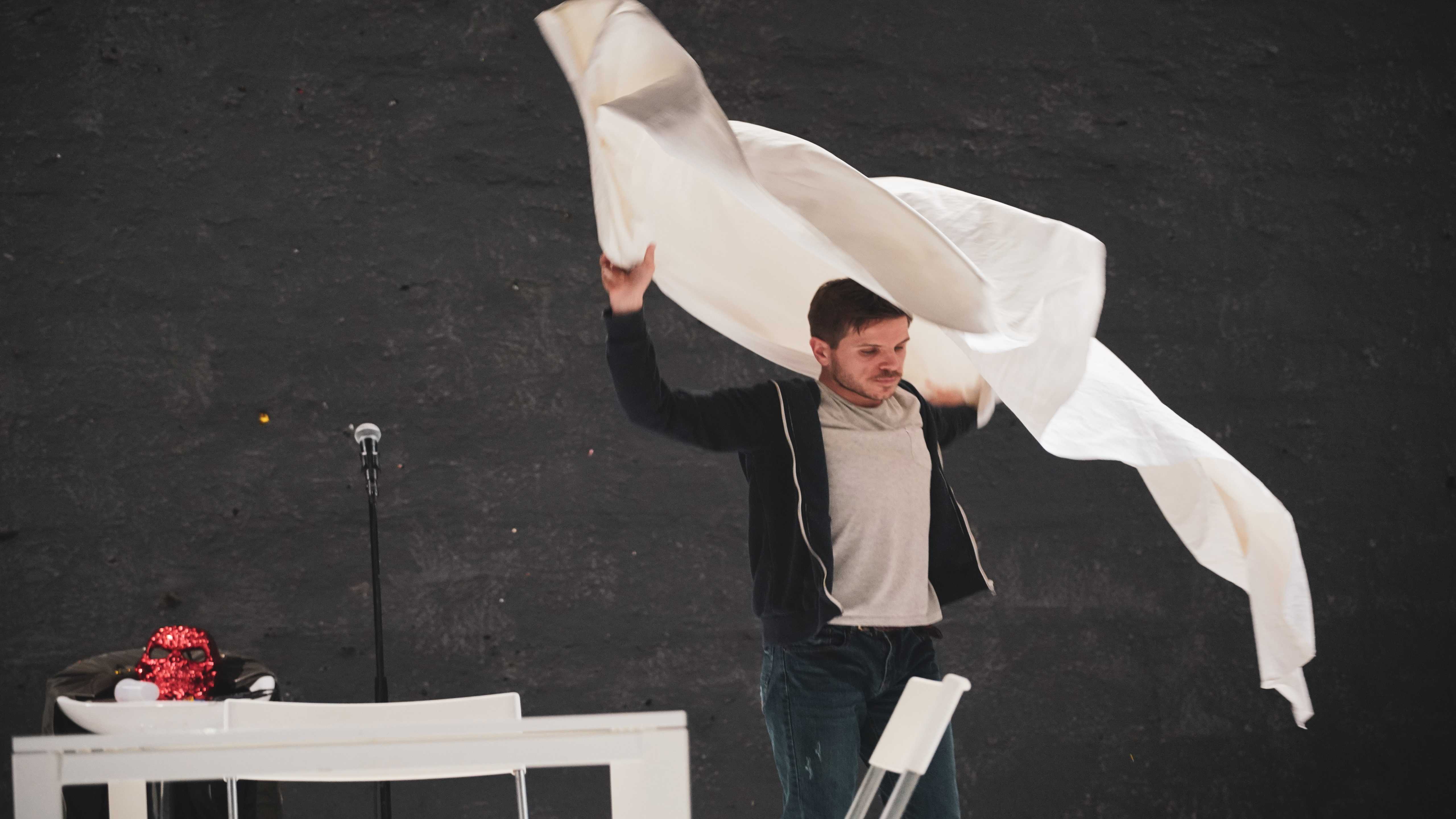 "Sitcom" : performance de Nicolas Meusnier à la Halle des chartrons de Bordeaux