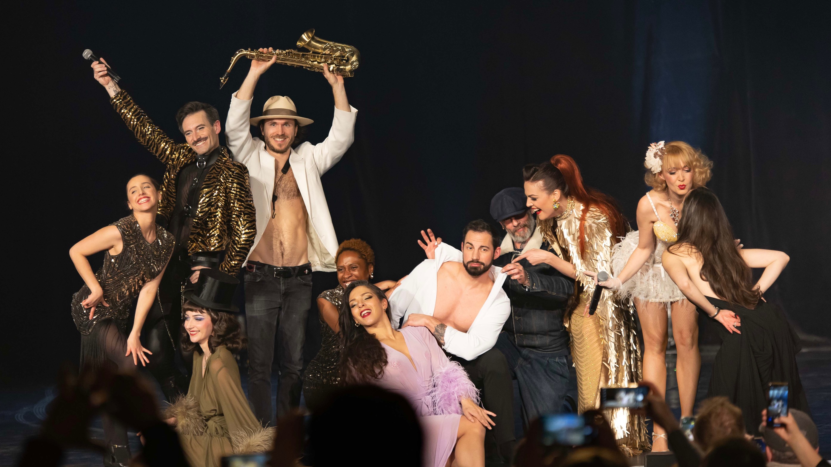 Plumes, strass et glamour : Le Paris Burlesque Show s’invite à Bordeaux