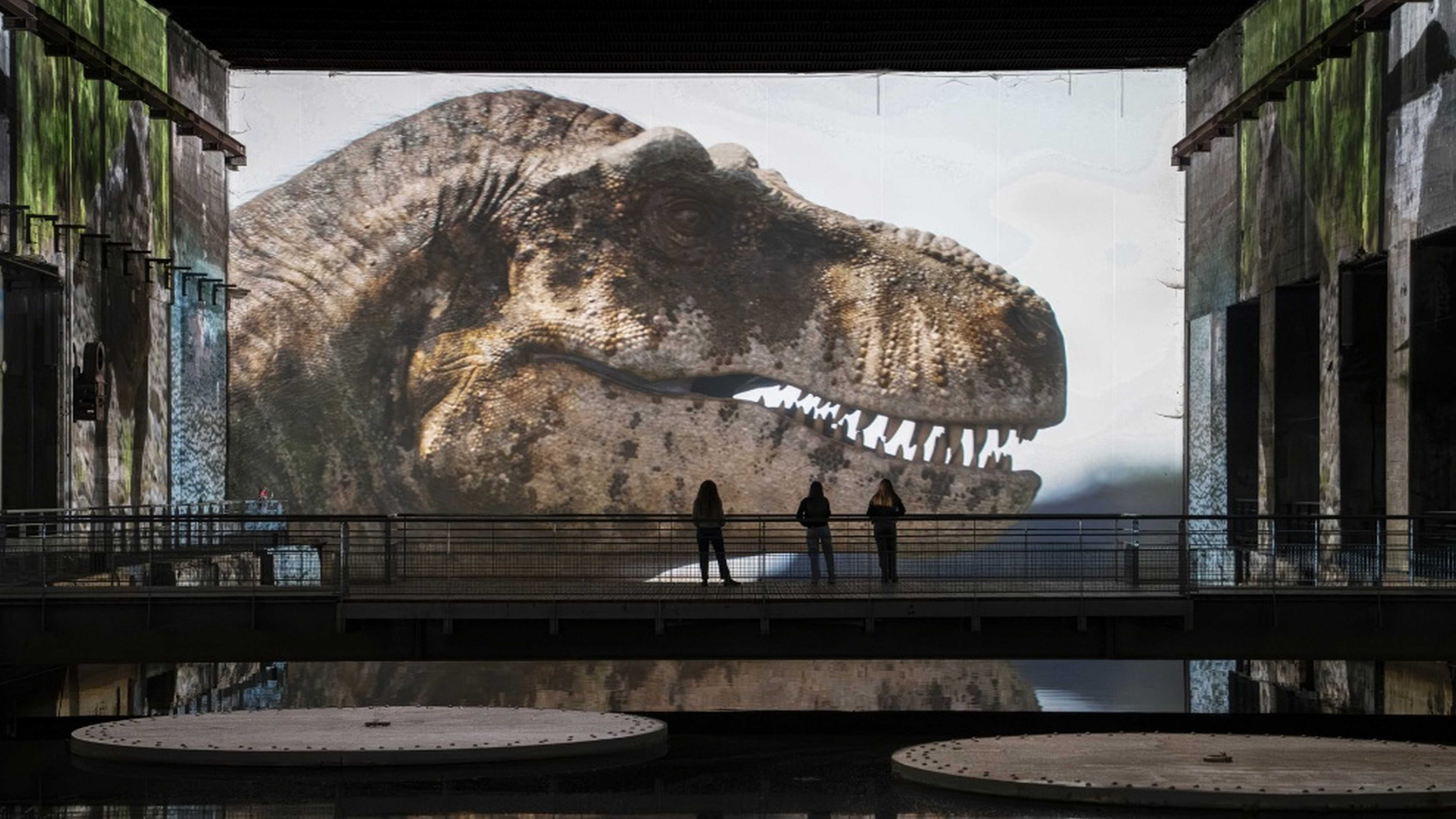 "Planète Préhistorique : Dinosaures, l'expérience immersive" aux Bassins des lumières à Bordeaux
